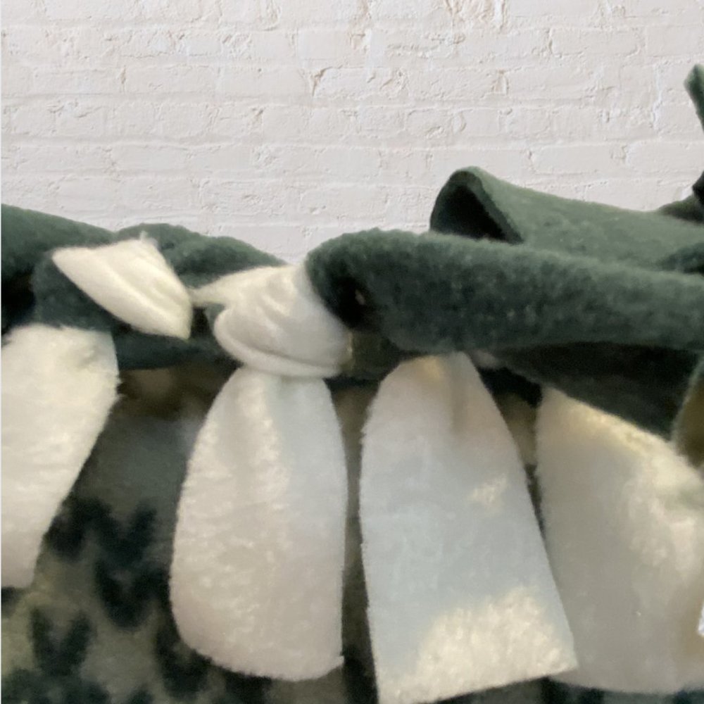 HANDMADE BLANKET -- Reversible Sofa Blanket, Green w/Saying, White W/Snowflakes - Picture 6 of 8